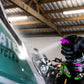 Muc-Off Bug & Tar Remover - hier de motor tank ontdoen van vliegen