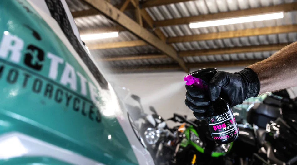 Muc-Off Bug & Tar Remover - hier de motor tank ontdoen van vliegen
