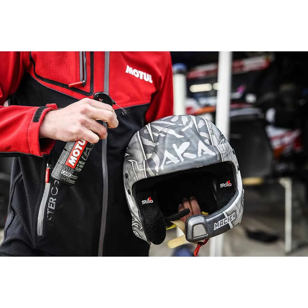Motul Helmet Clean Pack - met m1 de helm poetsen