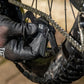 Muc-Off Claw Brush klauwborstel voor ketting cassette en tandwielen - hier in gebruik op een ketting