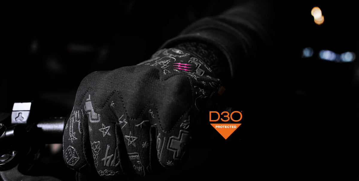 MUC-OFF D3O® Rider Gloves gebogen aan het stuur