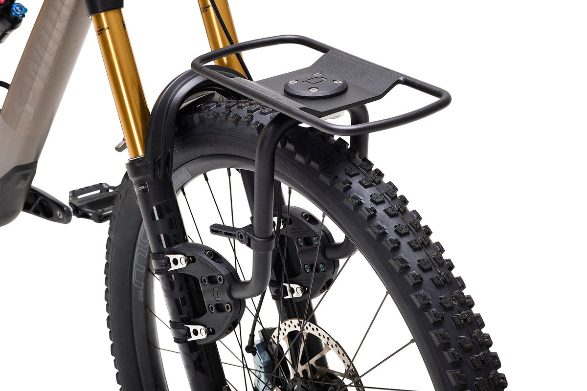 AEROE SPIDER FRONT RACK GEMONTEERD MET EEN PANNIER