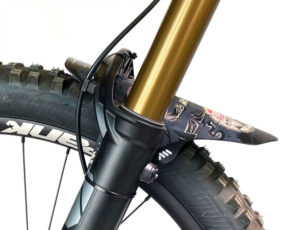 AMS x Red Bull Hardline Mud Guard gemonteerd zijaanzicht