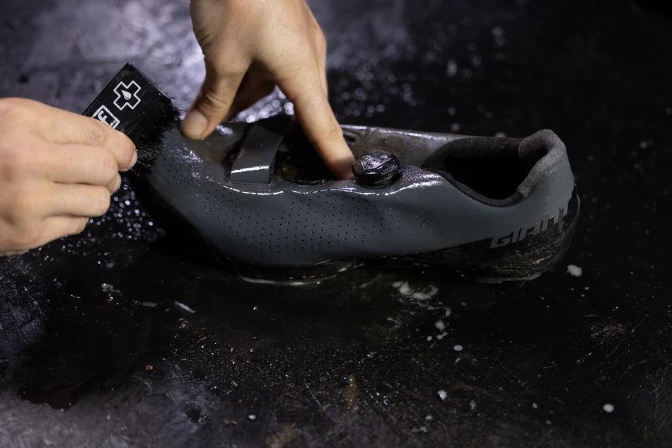 MUC-OFF bike shoe brush - de laatste restjes verwijderen van de schoen