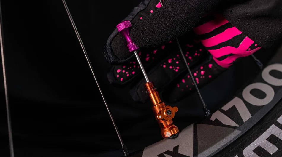 Fietsmonteur gebruikt MUC-OFF Dipstick voor tubeless band controle