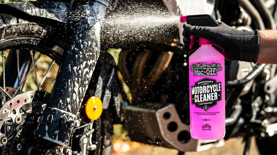 MUC-OFF Clean Protect & Lube Motorcycle Kit – hier de cleaner in gebruik