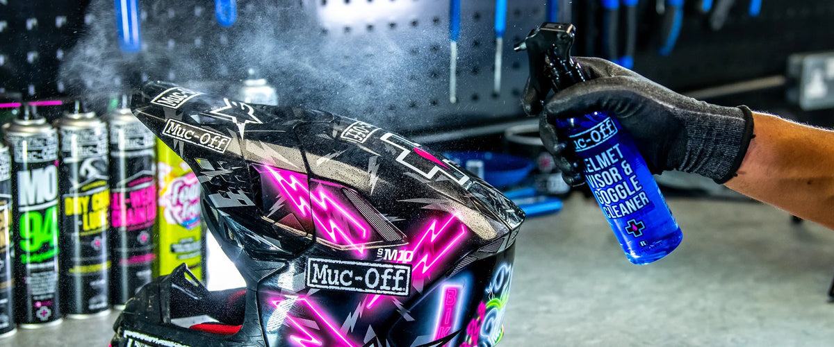 Muc-Off Helmet Visor and Goggle Cleaner - hier wordt een helm schoongemaakt