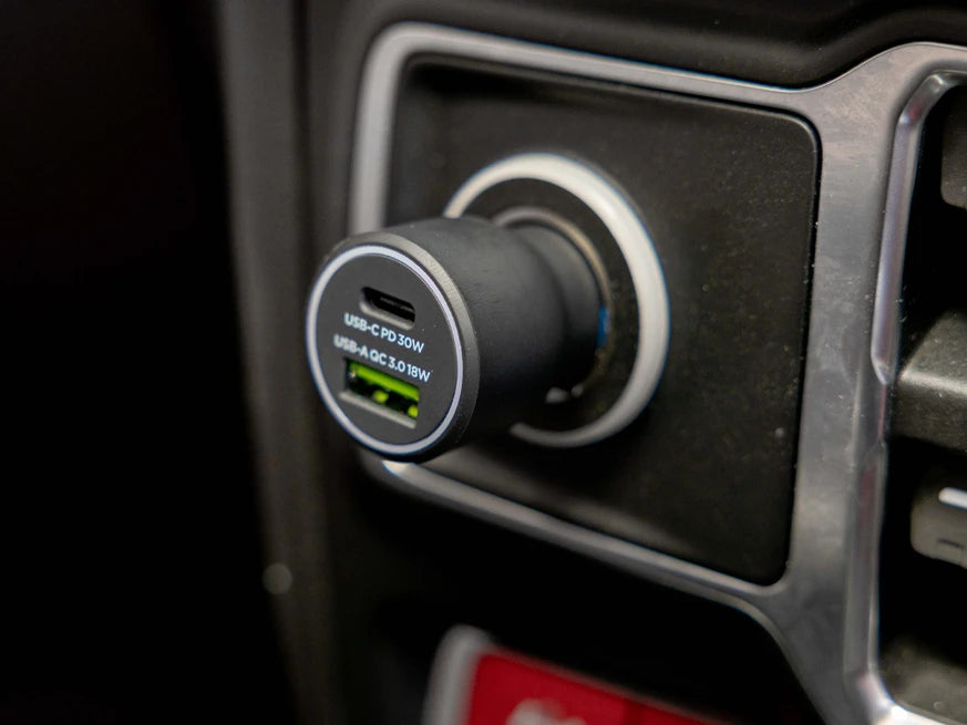 QUAD LOCK 48W Dual USB Autolader – USB-A QC3.0 en USB-C PD snellader voor auto geplaatst in de auto