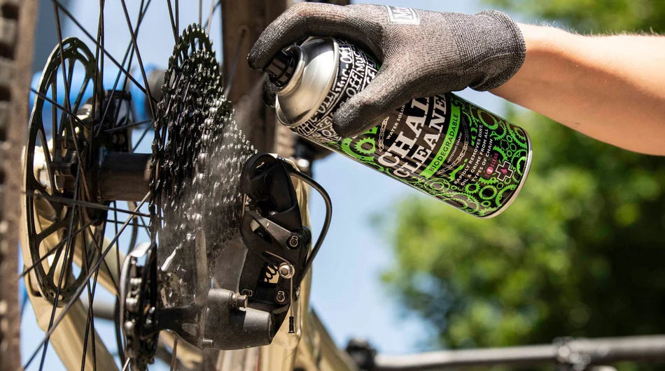 MUC-OFF Family Bike Care Kit - chain cleaner in gebruik met een fietsketting