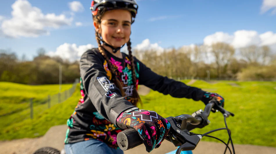 MUC-OFF Youth Ride Gloves - Junior MTB handschoenen meisje met mtb
