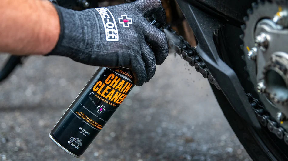 MUC-OFF Motorcycle Chain Care Kit - de chain cleaner in gebruik
