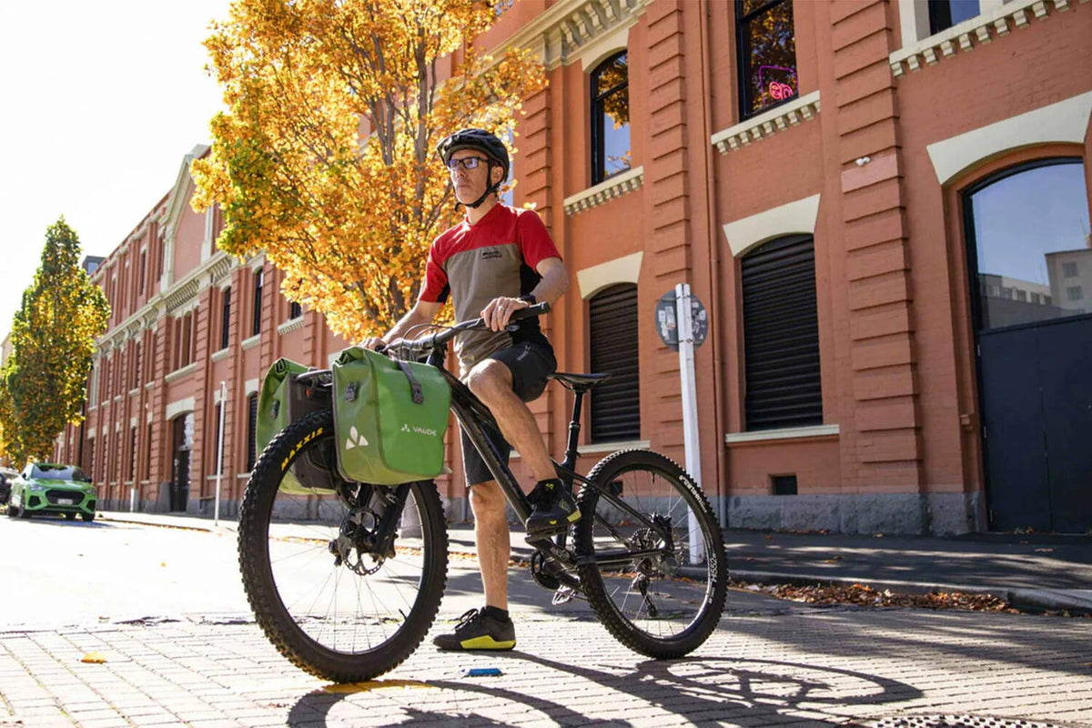 AEROE SPIDER FRONT RACK GEMONTEERD MET EEN PANNIER EN 2 FIETSTASSEN