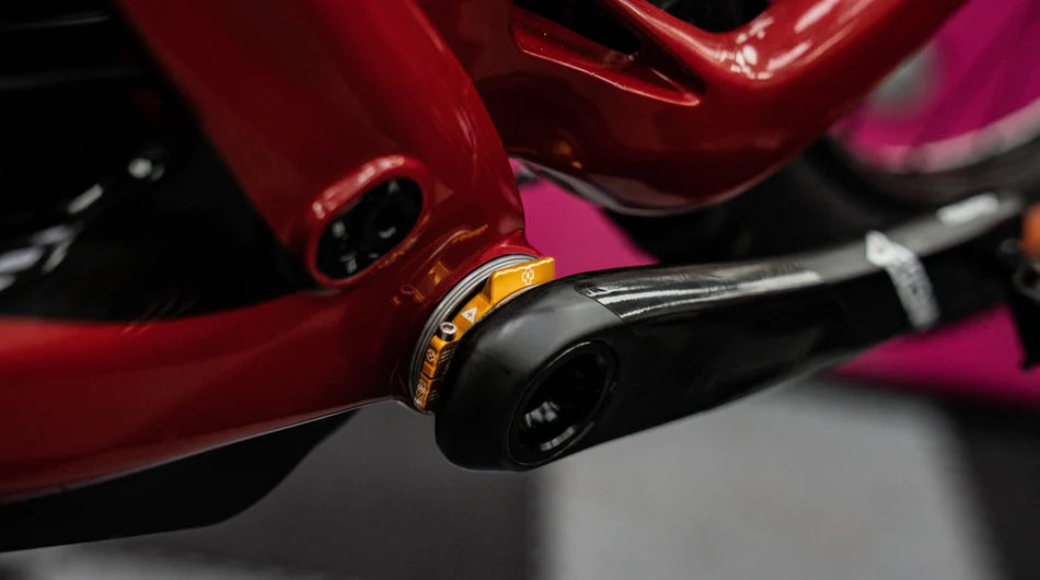 MUC-OFF Crank Preload Ring - een oranje gemonteerd