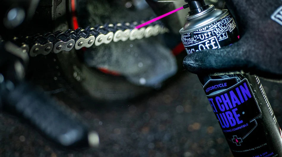 MUC-OFF Motorcycle Wet Weather Chain Lube – met een rietje voor beter doseren