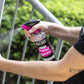 Muc-Off Antibacteriële Handspray ingesprayt op de handen 