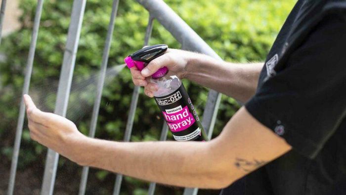 Muc-Off Antibacteriële Handspray ingesprayt op de handen 