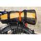 FIXPLUS spanband bevestigd op fiets bagagedrager met bagage