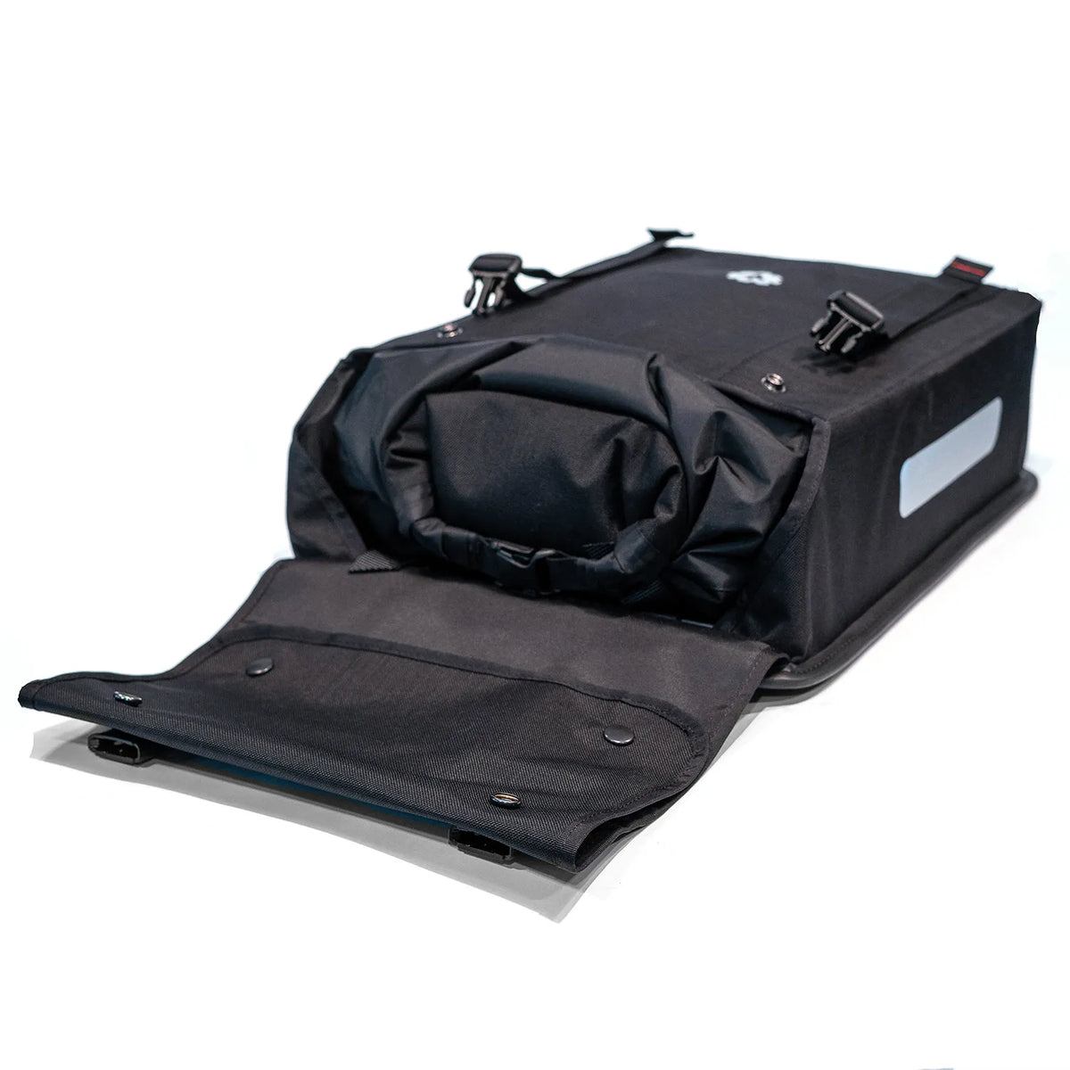 CHOIKE Alforja XL - geopend met een drybag erin
