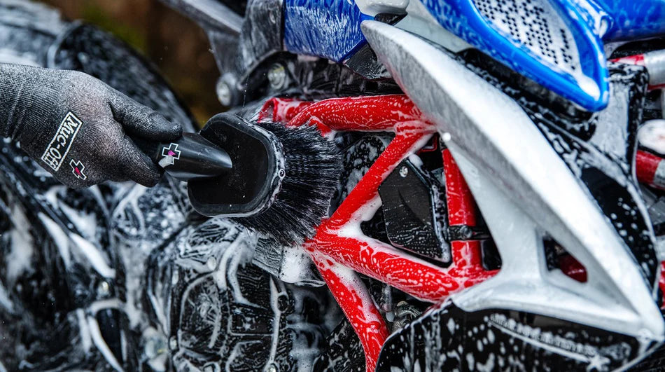 Muc-Off Soft Washing Brush - hier wordt de motor gepoetst met de borstel
