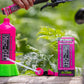 Muc-Off Bottle For Life Bundle met 4 Punk Powder zakjes - hier het bijvullen van de fles