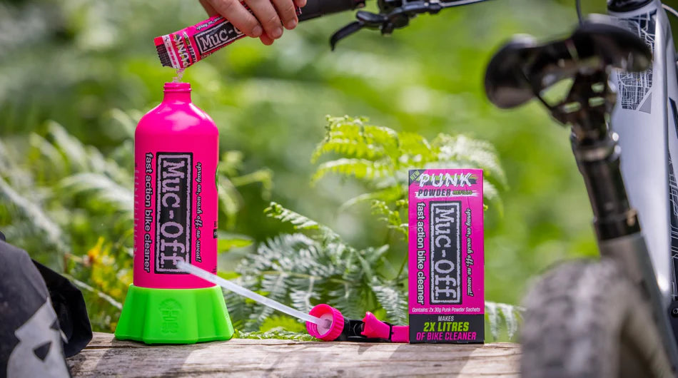 Muc-Off Bottle For Life Bundle met 4 Punk Powder zakjes - hier het bijvullen van de fles