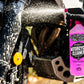 MUC-OFF Motorcycle Care Pack – de cleaner wordt verdeeld over de motor