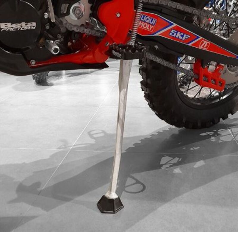 RTECH Oversize Side Bike Stand Base gemonteerd onder een motor standaard