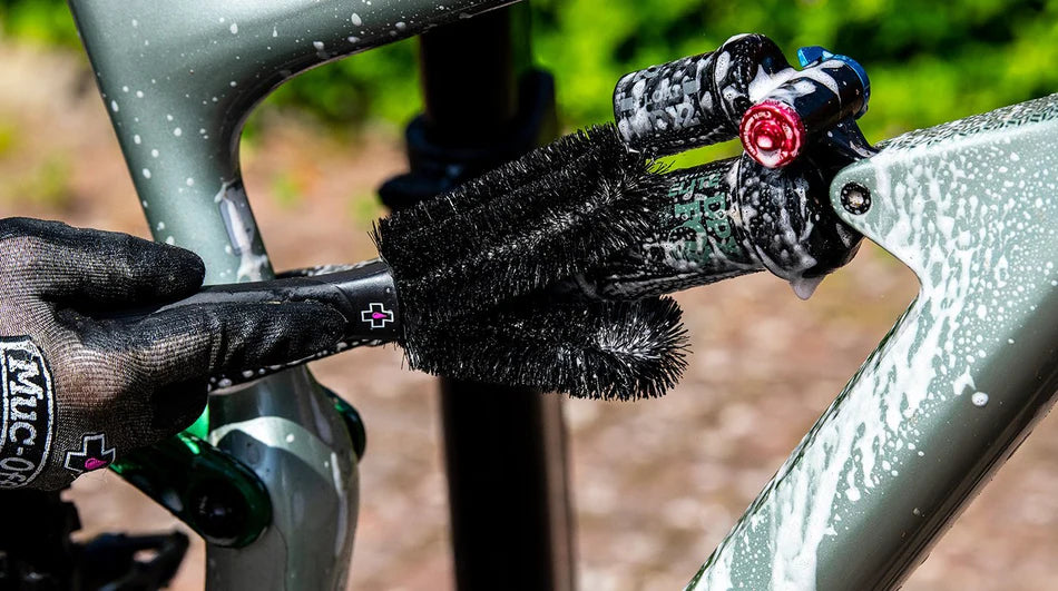 Muc-Off 5x Premium Brush Set in gebruik bij een fiets 