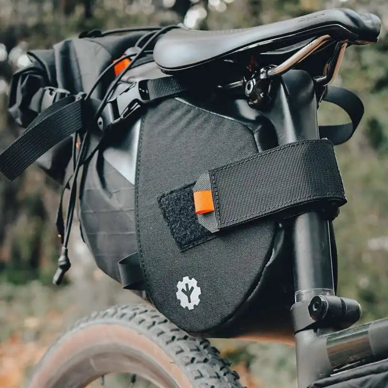 CHOIKE gravel seatbag - schuinaanzicht gemonteerd onder zadel