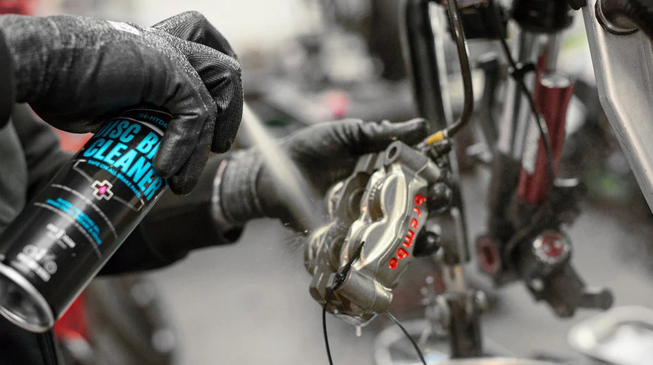 MUC-OFF Disc Brake Cleaner  – hier worden de remblokken ontvet