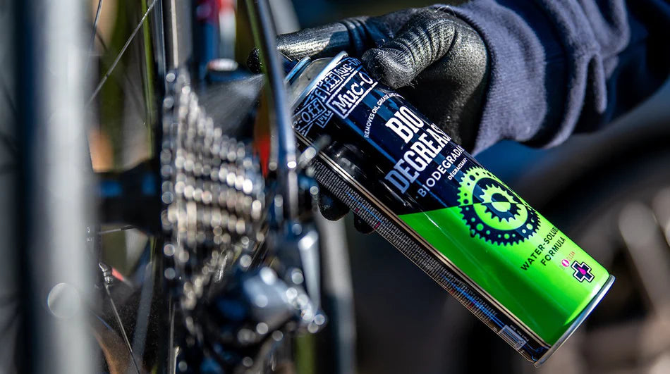 Fietsonderhoud met MUC-OFF Bio Degreaser voor schone ketting en aandrijflijn
