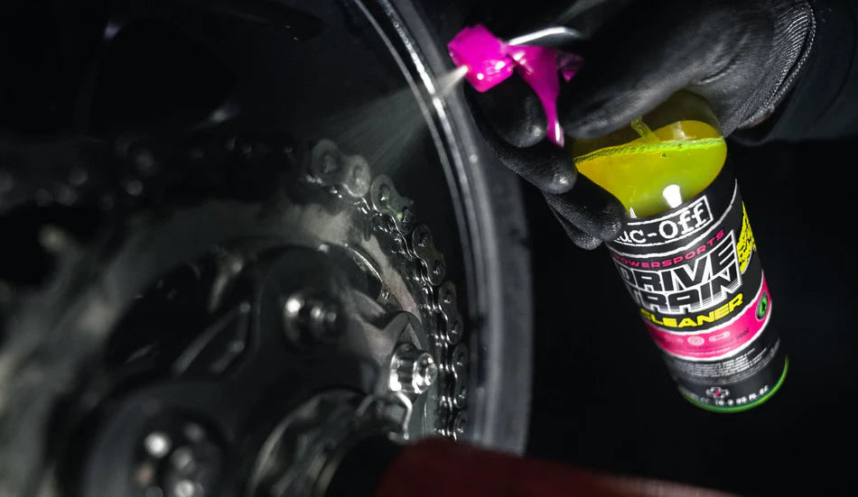 Muc-Off Powersports Drivetrain Cleaner - hier gebruik op de tandwielen