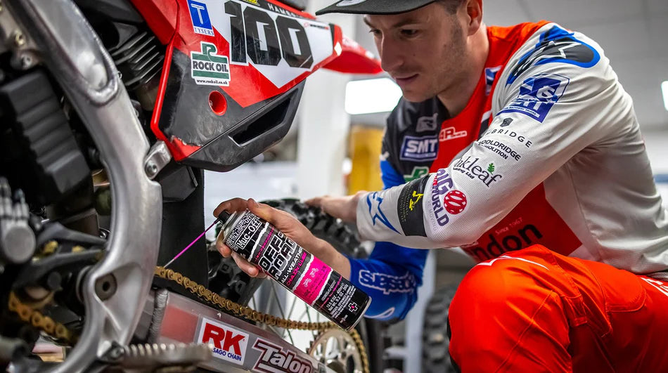 Muc-Off Off Road All-Weather Chain Lube 400ml spuitbus makkelijk op de ketting te spuiten