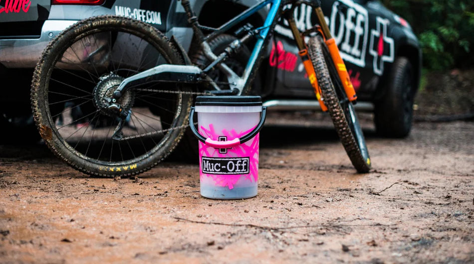 MUC-OFF Dirt Bucket Kit - handig voor onderweg