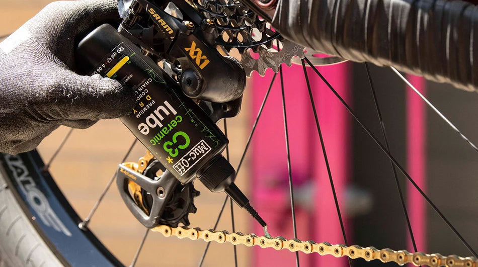 Muc-Off C3 Ceramic Dry Lube  — dosering op de fietsketting
