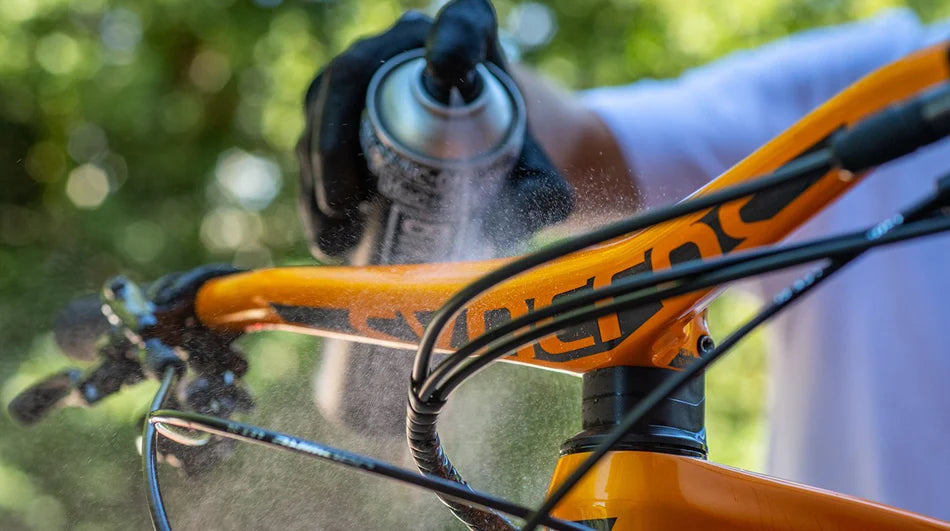 MUC-OFF bike protect - spray dop op de bus