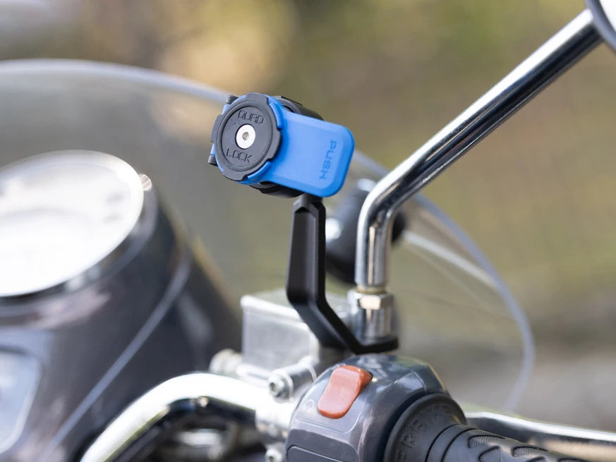 QUAD LOCK mirror stem mount - onder de spiegelarm gemonteerd op de scooter