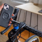 Quad Lock Cycle Mount met smartphone vergrendeld – tweetrapsslot detail