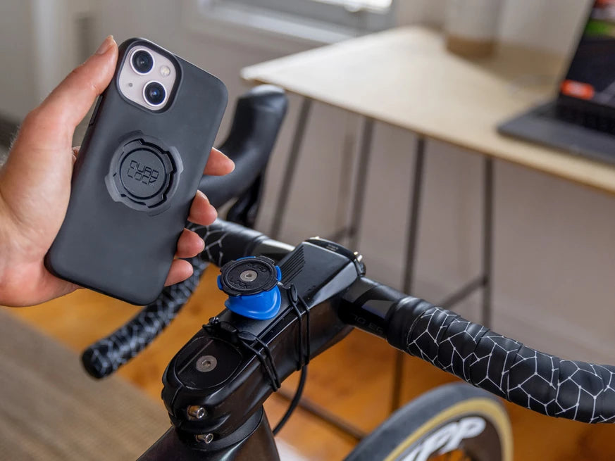 Quad Lock Cycle Mount met smartphone vergrendeld – tweetrapsslot detail
