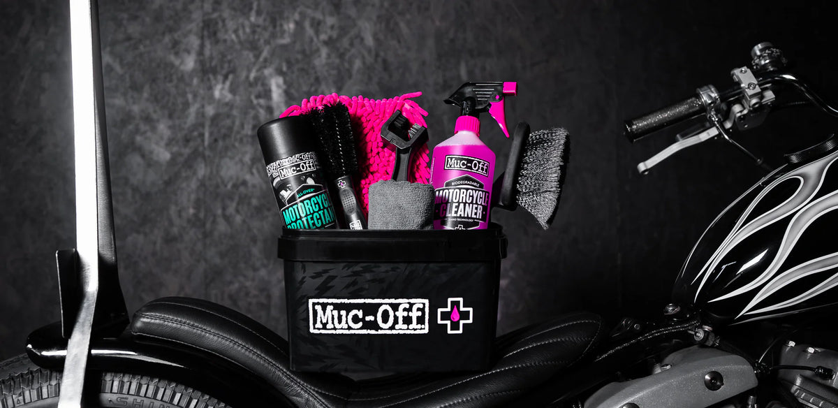 Muc-Off 8 in 1 motorcycle cleaning kit alle producten in een handige emmer