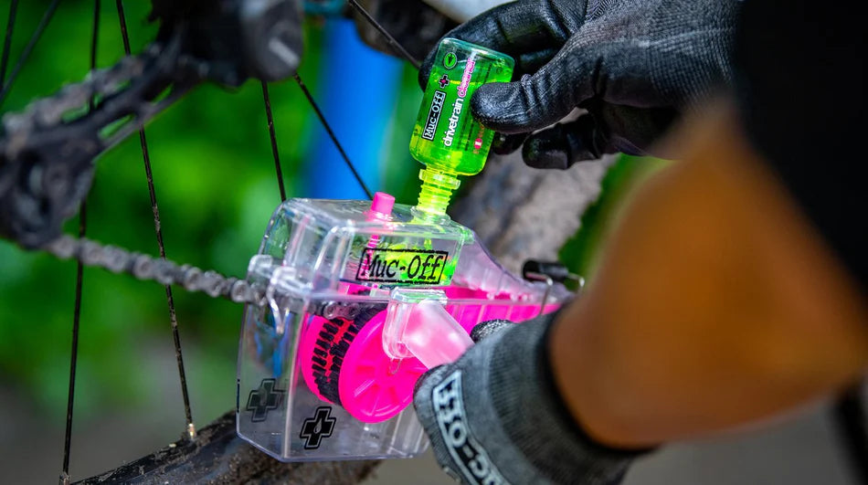 MUC-OFF x-3 dirty chain machine VAN BOVENAF KAN DE DRIVETRAIN CLEANER ER IN