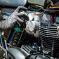 MUC-OFF Motorcycle Care Pack – protectant in gebruik bij de motor