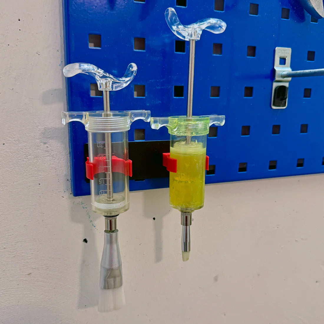 SUPERSONIC PARTS Wandhouder voor Vetspuit op de wand gemonteerd