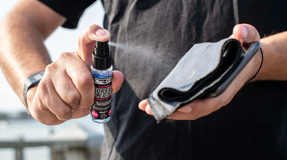 Muc-Off Screen Cleaner - hier het spuiten op een doekje