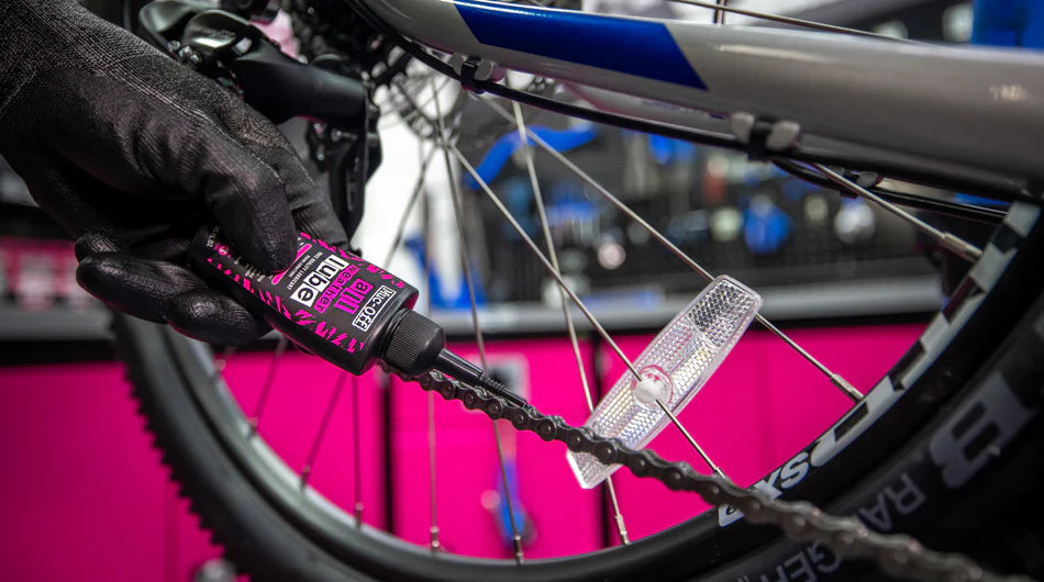 Muc-Off All-Weather Chain Lube op de fietsketting smeren