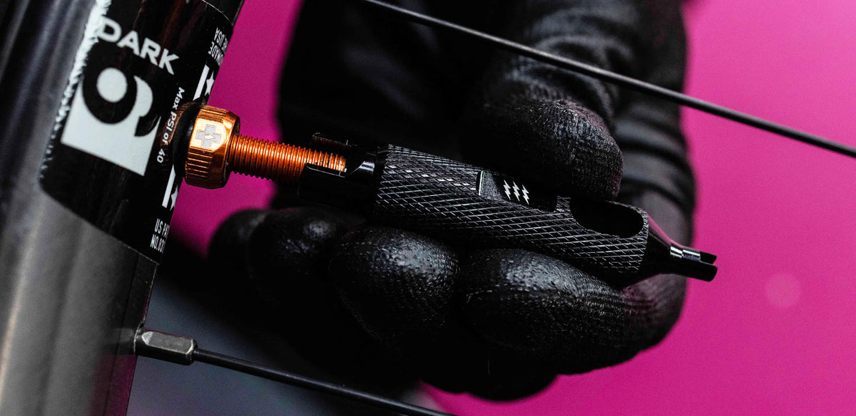 MUC-OFF valve core remover IN GEBRUIK MET EEN FIETS VENTIEL