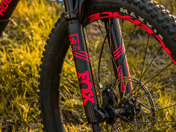 AMS Honeycomb Frame Guard Total geplakt op de voorvorken