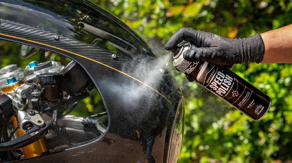 Muc-Off Speed Polish 400ml - HIER HET INSPUITEN VAN DE KUIP VAN DE MOTOR