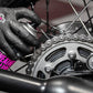 MUC-OFF motorcycle ultimate care kit - chain lube spuiten op de ketting
