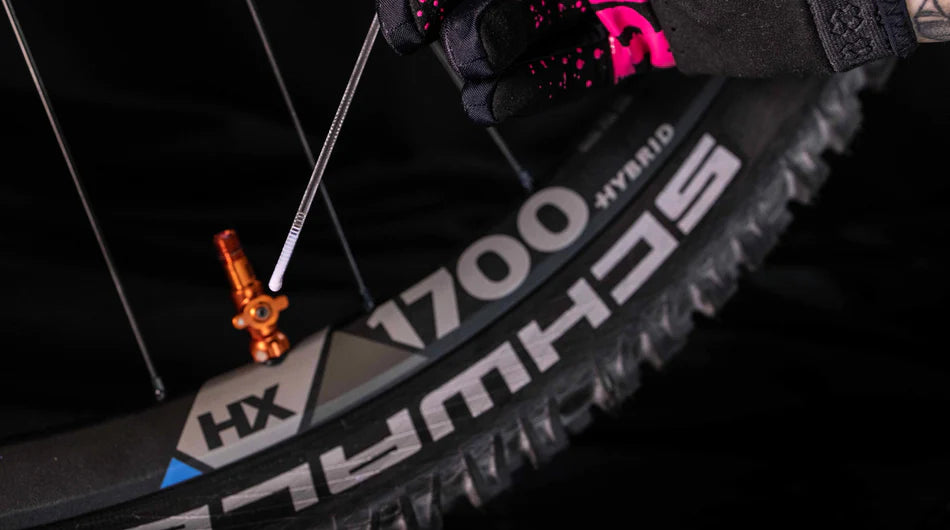 Tubeless sealant niveau controleren met MUC-OFF Dipstick peilstok